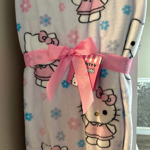 Hello Kitty Spring Throw Blanket - Picture 2 of 4